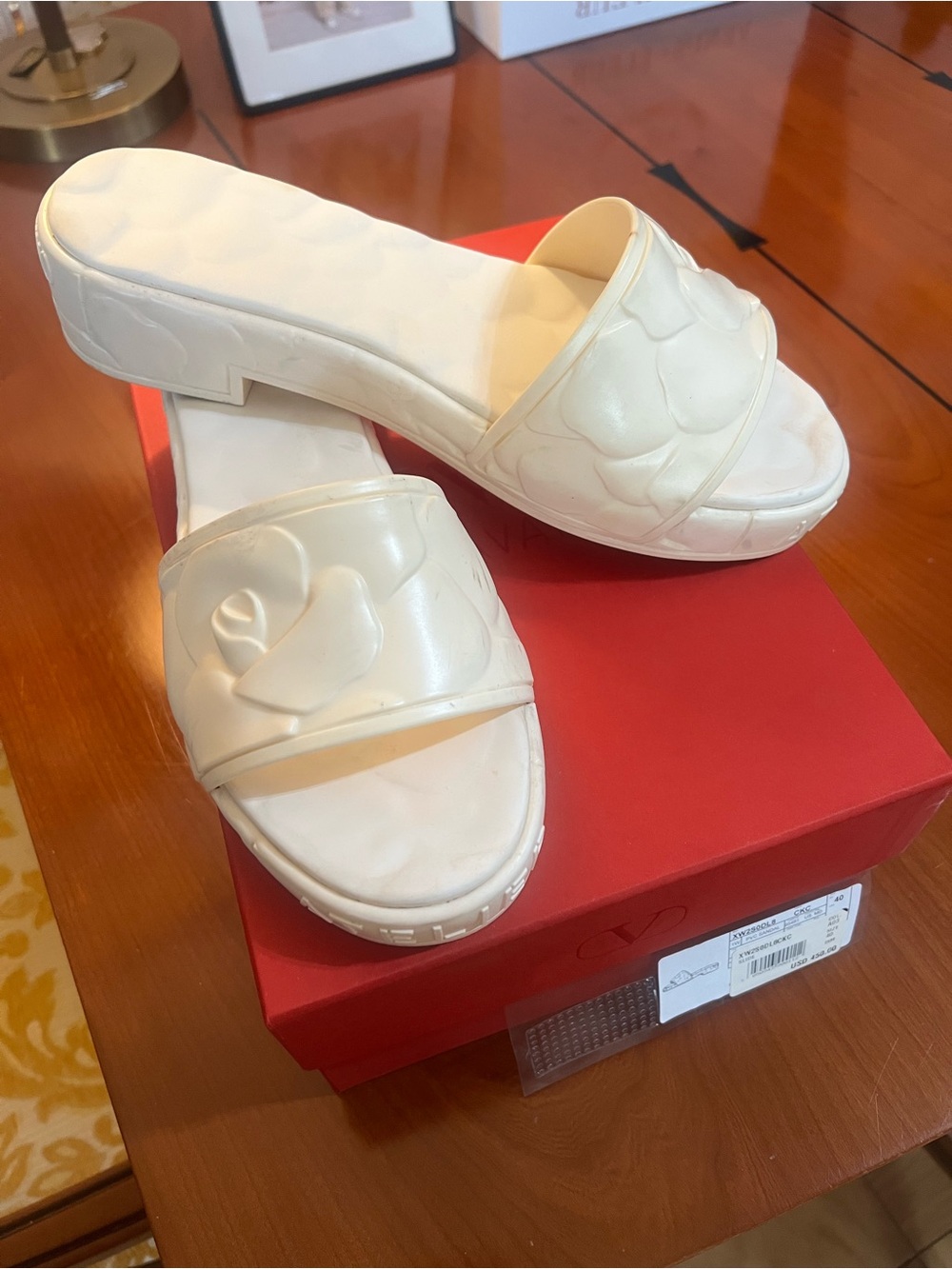Valentino White Sandals. Beach pool Sz 40 . Full set